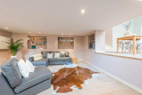 Hip split level apartment on the ground floor